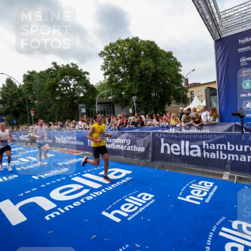 29.06.2025 - hella hamburg halbmarathon Zöllner http://msf.ph/oto/8417391 29.06.2025 10:28:48 Ziel 1953, 2604, 3968, 6090, 10486, 15655, 17428, 18763 meine-sportfotos.de