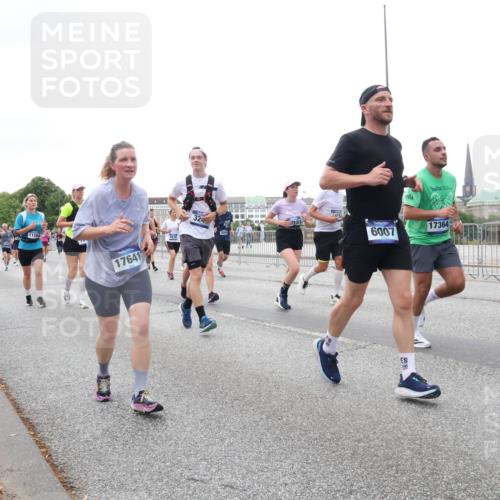 29.06.2025 - hella hamburg halbmarathon Lena Gebhardt http://msf.ph/oto/8417400 29.06.2025 10:51:58 Lombardsbrücke 18780, 11268, 17641, 151, 32, 6007, 17364, 1418, 1978, 1997, 2308, 2593, 2736, 2778, 3038, 3240, 3991, 4087, 4273, 4436, 4598, 4606, 4748, 4808, 5062, 5262, 5291, 5534, 5716, 5717, 6007, 6403, 6404, 6406, 6456, 6604, 6885, 6945, 6947, 6954, 6985, 7682, 7691, 7841, 7992, 8125, 8194, 8196, 8250, 8251, 8399, 8621, 9220, 9340, 9460, 9462, 9590, 9594, 9673, 9730, 10342, 10496, 10521, 10533, 10673, 10693, 10830, 11101, 11126, 11127, 11375, 11875, 12065 meine-sportfotos.de