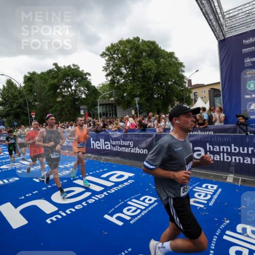 29.06.2025 - hella hamburg halbmarathon Zöllner http://msf.ph/oto/8417414 29.06.2025 10:51:03 Ziel 1630, 2207, 7369, 8117, 8572, 8704, 10215, 10603, 11551, 12778, 13008, 13687, 14125, 15362, 16285, 17221, 18066, 18350 meine-sportfotos.de