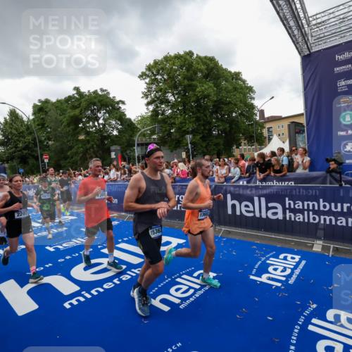 29.06.2025 - hella hamburg halbmarathon Zöllner http://msf.ph/oto/8417424 29.06.2025 10:51:04 Ziel 1630, 2207, 4077, 7369, 8117, 8261, 8572, 8704, 10215, 10508, 10603, 12778, 13008, 13687, 14125, 15362, 16285, 17221, 18066, 18350 meine-sportfotos.de