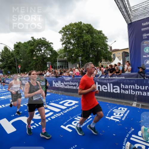 29.06.2025 - hella hamburg halbmarathon Zöllner http://msf.ph/oto/8417434 29.06.2025 10:51:05 Ziel 1630, 2207, 4077, 7369, 8117, 8261, 8704, 10215, 10508, 10603, 12778, 13008, 13687, 14125, 15362, 16285, 17221, 17384, 18066, 18350 meine-sportfotos.de