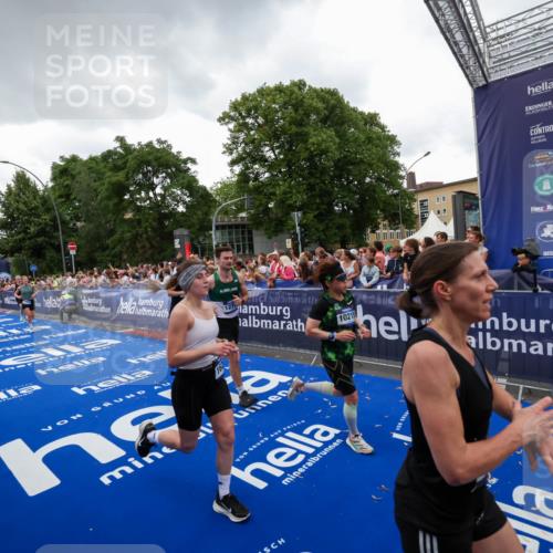29.06.2025 - hella hamburg halbmarathon Zöllner http://msf.ph/oto/8417447 29.06.2025 10:51:05 Ziel 1630, 2207, 4077, 7369, 8117, 8261, 8704, 10215, 10508, 10603, 12778, 13008, 13687, 14125, 15362, 16285, 17221, 17384, 18066, 18350 meine-sportfotos.de