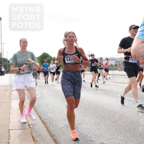 29.06.2025 - hella hamburg halbmarathon Lena Gebhardt http://msf.ph/oto/8417454 29.06.2025 10:17:56 Lombardsbrücke 16, 71, 1532, 147, 10831, 10174, 1015, 1159, 1160, 1204, 1268, 1274, 1325, 1458, 1554, 1622, 1641, 1749, 1795, 1982, 2094, 2147, 2259, 2305, 2548, 2634, 2931, 3125, 3138, 3292, 3977, 4194, 4218, 4804, 4852, 5002, 5004, 5290, 5611, 5733, 6254, 6270, 6336, 6352, 6786, 7094, 7258, 7291, 7413, 7566, 7641, 7649, 7838, 7844, 7882, 7883, 8067, 8128, 8144, 8248, 8607, 8799, 9400, 9539, 9717, 9734, 9798, 9844, 9848, 9964, 10174, 10332, 10509, 10908, 12498 meine-sportfotos.de