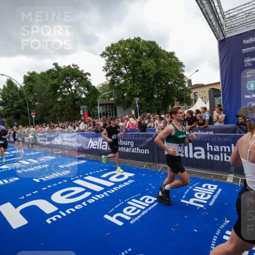 29.06.2025 - hella hamburg halbmarathon Zöllner http://msf.ph/oto/8417461 29.06.2025 10:51:06 Ziel 1630, 2207, 4077, 4816, 8117, 8261, 8508, 8704, 10215, 10508, 10603, 12778, 13008, 14125, 16285, 17221, 17384, 18066, 18350 meine-sportfotos.de