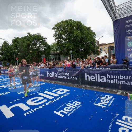 29.06.2025 - hella hamburg halbmarathon Zöllner http://msf.ph/oto/8417468 29.06.2025 10:51:07 Ziel 1366, 1630, 4077, 4816, 4967, 8117, 8261, 8508, 8704, 10508, 10603, 12778, 13008, 14125, 17221, 17384, 18066, 18350 meine-sportfotos.de