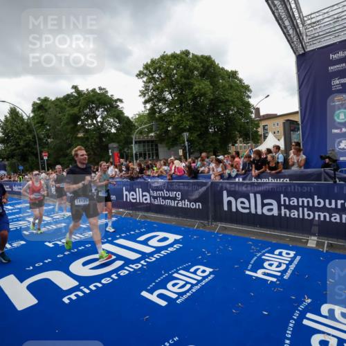 29.06.2025 - hella hamburg halbmarathon Zöllner http://msf.ph/oto/8417476 29.06.2025 10:51:08 Ziel 1366, 1630, 4077, 4816, 4967, 8117, 8261, 8508, 8704, 10508, 10603, 13008, 14125, 17221, 17384, 17823, 18066, 18350 meine-sportfotos.de