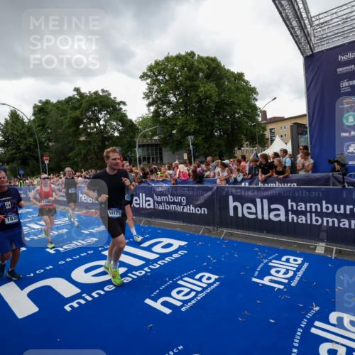 29.06.2025 - hella hamburg halbmarathon Zöllner http://msf.ph/oto/8417482 29.06.2025 10:51:08 Ziel 1366, 1630, 4077, 4816, 4967, 8117, 8261, 8508, 8704, 10508, 10603, 13008, 14125, 17221, 17384, 17823, 18066, 18350 meine-sportfotos.de