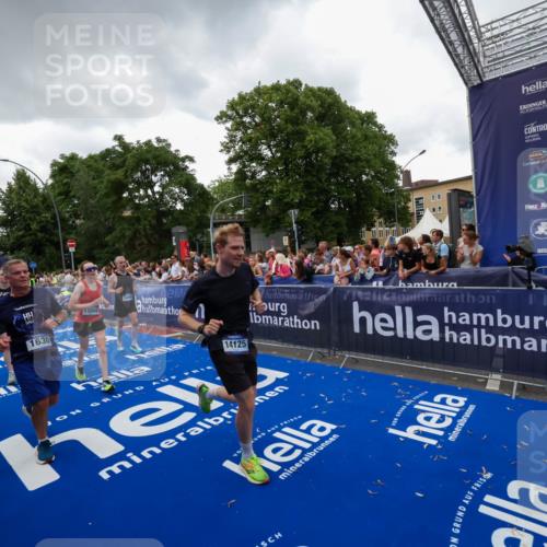 29.06.2025 - hella hamburg halbmarathon Zöllner http://msf.ph/oto/8417487 29.06.2025 10:51:08 Ziel 1366, 1630, 4077, 4816, 4967, 8117, 8261, 8508, 8704, 10508, 10603, 13008, 14125, 17221, 17384, 17823, 18066, 18350 meine-sportfotos.de