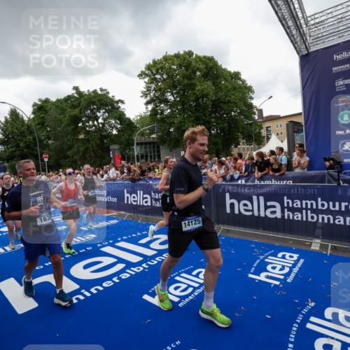 29.06.2025 - hella hamburg halbmarathon Zöllner http://msf.ph/oto/8417492 29.06.2025 10:51:08 Ziel 1366, 1630, 4077, 4816, 4967, 8117, 8261, 8508, 8704, 10508, 10603, 13008, 14125, 17221, 17384, 17823, 18066, 18350 meine-sportfotos.de