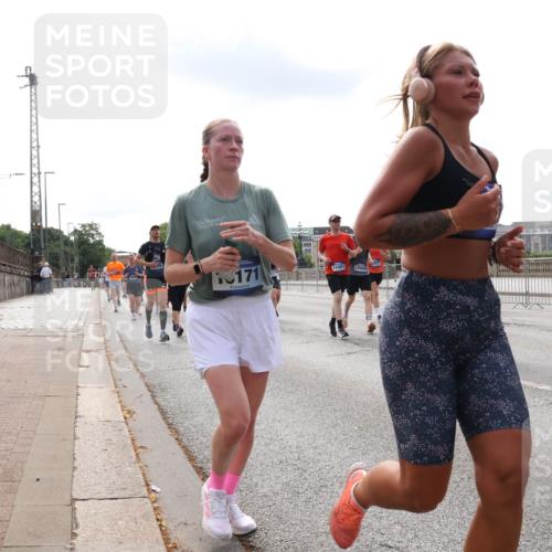 29.06.2025 - hella hamburg halbmarathon Lena Gebhardt http://msf.ph/oto/8417493 29.06.2025 10:17:57 Lombardsbrücke 171, 12401, 0509, 1015, 1159, 1160, 1204, 1268, 1274, 1325, 1458, 1554, 1622, 1641, 1749, 1795, 1982, 2087, 2094, 2147, 2259, 2548, 2634, 2931, 3125, 3138, 3292, 3977, 4218, 4804, 5002, 5004, 5290, 5611, 5733, 6254, 6270, 6336, 6352, 6786, 7094, 7258, 7291, 7413, 7566, 7641, 7649, 7838, 7844, 7882, 7883, 8067, 8128, 8144, 8248, 8607, 8799, 9400, 9539, 9717, 9734, 9798, 9844, 9848, 9964, 10174, 10332, 10509, 10908, 12498 meine-sportfotos.de