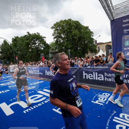 29.06.2025 - hella hamburg halbmarathon Zöllner http://msf.ph/oto/8417503 29.06.2025 10:51:09 Ziel 1366, 1630, 4077, 4816, 4967, 8117, 8261, 8508, 8704, 10508, 10603, 11733, 13008, 13073, 14125, 17221, 17384, 17823, 18066 meine-sportfotos.de