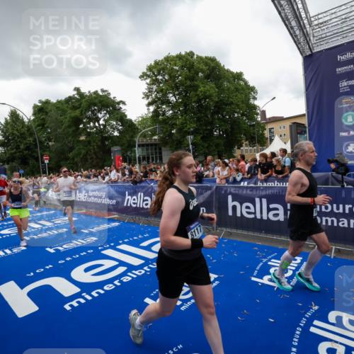 29.06.2025 - hella hamburg halbmarathon Zöllner http://msf.ph/oto/8417508 29.06.2025 10:51:10 Ziel 1366, 1630, 4077, 4816, 4967, 6027, 8117, 8261, 8508, 8704, 10508, 10603, 11733, 13008, 13073, 17384, 17823, 18066 meine-sportfotos.de