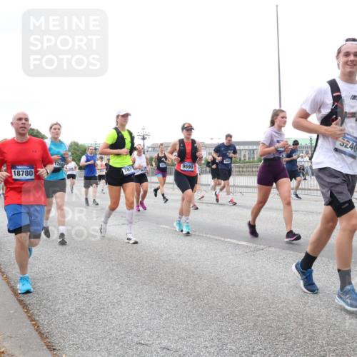 29.06.2025 - hella hamburg halbmarathon Lena Gebhardt http://msf.ph/oto/8417519 29.06.2025 10:51:59 Lombardsbrücke 18780, 11101, 1268, 787, 9590, 3240, 151, 1418, 1978, 1997, 2308, 2593, 2736, 2778, 3038, 3240, 3991, 4087, 4273, 4436, 4598, 4606, 4748, 5062, 5262, 5291, 5534, 5716, 5717, 6007, 6403, 6404, 6406, 6456, 6604, 6885, 6945, 6947, 6954, 6985, 7682, 7691, 7841, 7992, 8125, 8194, 8196, 8250, 8251, 8399, 8621, 9220, 9340, 9368, 9460, 9462, 9590, 9594, 9673, 9730, 10342, 10496, 10521, 10533, 10673, 10693, 10830, 11101, 11126, 11127, 11375, 11875, 12065 meine-sportfotos.de