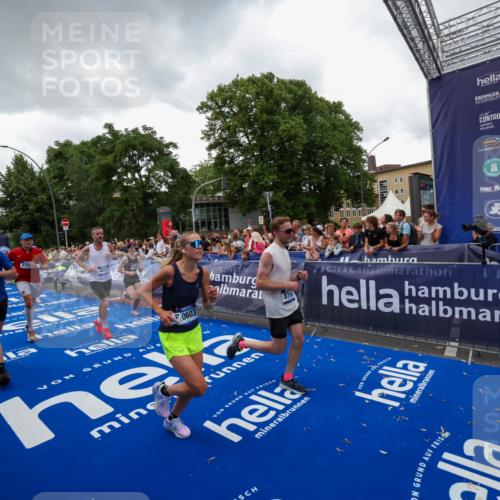 29.06.2025 - hella hamburg halbmarathon Zöllner http://msf.ph/oto/8417522 29.06.2025 10:51:11 Ziel 1366, 4077, 4816, 4967, 6027, 8261, 8508, 8704, 10508, 10603, 10868, 11733, 13073, 15480, 17384, 17530, 17823, 18066 meine-sportfotos.de