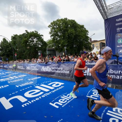29.06.2025 - hella hamburg halbmarathon Zöllner http://msf.ph/oto/8417530 29.06.2025 10:28:55 Ziel 1827, 2604, 10486, 18763 meine-sportfotos.de
