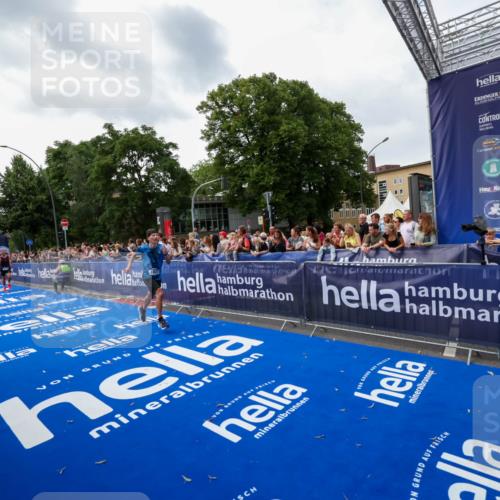 29.06.2025 - hella hamburg halbmarathon Zöllner http://msf.ph/oto/8417558 29.06.2025 10:29:02 Ziel 1827, 10351, 18874, 19142 meine-sportfotos.de