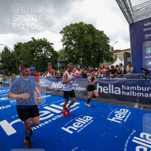 29.06.2025 - hella hamburg halbmarathon Zöllner http://msf.ph/oto/8417559 29.06.2025 10:51:12 Ziel 1366, 4077, 4404, 4816, 4967, 5600, 6027, 8261, 8508, 8704, 10508, 10603, 10868, 11733, 13073, 15480, 17384, 17530, 17823 meine-sportfotos.de