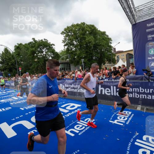 29.06.2025 - hella hamburg halbmarathon Zöllner http://msf.ph/oto/8417565 29.06.2025 10:51:12 Ziel 1366, 4077, 4404, 4816, 4967, 5600, 6027, 8261, 8508, 8704, 10508, 10603, 10868, 11733, 13073, 15480, 17384, 17530, 17823 meine-sportfotos.de