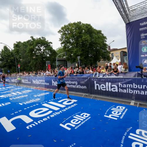 29.06.2025 - hella hamburg halbmarathon Zöllner http://msf.ph/oto/8417567 29.06.2025 10:29:02 Ziel 1827, 10351, 18874, 19142 meine-sportfotos.de