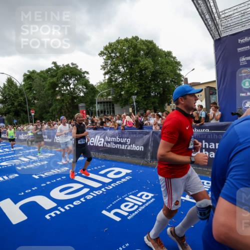 29.06.2025 - hella hamburg halbmarathon Zöllner http://msf.ph/oto/8417582 29.06.2025 10:51:13 Ziel 1366, 4077, 4404, 4816, 4967, 5600, 6027, 8261, 8508, 10508, 10868, 11625, 11733, 13073, 15480, 17384, 17530, 17823 meine-sportfotos.de