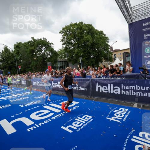 29.06.2025 - hella hamburg halbmarathon Zöllner http://msf.ph/oto/8417589 29.06.2025 10:51:13 Ziel 1366, 4077, 4404, 4816, 4967, 5600, 6027, 8261, 8508, 10508, 10868, 11625, 11733, 13073, 15480, 17384, 17530, 17823 meine-sportfotos.de