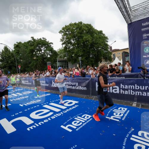 29.06.2025 - hella hamburg halbmarathon Zöllner http://msf.ph/oto/8417596 29.06.2025 10:51:14 Ziel 1366, 4404, 4816, 4967, 5600, 6027, 8508, 10868, 11512, 11625, 11733, 13073, 15480, 17384, 17530, 17823 meine-sportfotos.de