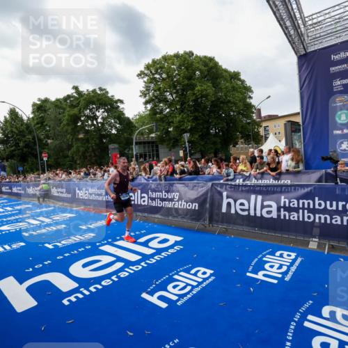 29.06.2025 - hella hamburg halbmarathon Zöllner http://msf.ph/oto/8417605 29.06.2025 10:29:05 Ziel 10351, 16157, 18874, 19142 meine-sportfotos.de