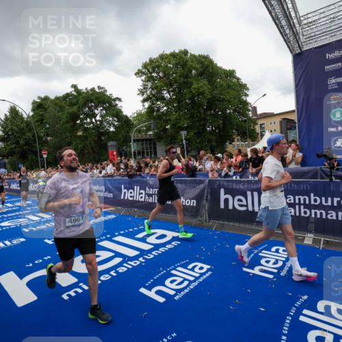 29.06.2025 - hella hamburg halbmarathon Zöllner http://msf.ph/oto/8417606 29.06.2025 10:51:15 Ziel 1366, 1461, 4404, 4816, 4967, 5600, 6027, 8508, 8930, 9476, 10868, 11512, 11625, 11733, 13073, 15480, 17530, 17823 meine-sportfotos.de