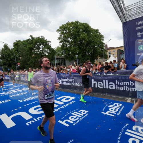 29.06.2025 - hella hamburg halbmarathon Zöllner http://msf.ph/oto/8417613 29.06.2025 10:51:15 Ziel 1366, 1461, 4404, 4816, 4967, 5600, 6027, 8508, 8930, 9476, 10868, 11512, 11625, 11733, 13073, 15480, 17530, 17823 meine-sportfotos.de