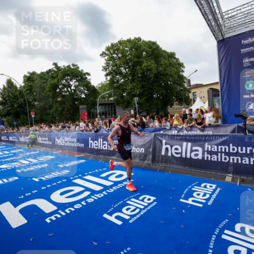 29.06.2025 - hella hamburg halbmarathon Zöllner http://msf.ph/oto/8417614 29.06.2025 10:29:05 Ziel 10351, 16157, 18874, 19142 meine-sportfotos.de