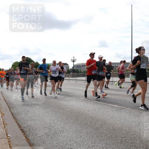 29.06.2025 - hella hamburg halbmarathon Lena Gebhardt http://msf.ph/oto/8417624 29.06.2025 10:17:58 Lombardsbrücke 6799, 5203, 5290, 12401, 15322, 1050907, 10831, 1015, 1159, 1160, 1204, 1268, 1274, 1325, 1458, 1554, 1622, 1641, 1749, 1795, 1982, 2087, 2094, 2147, 2259, 2548, 2634, 2931, 3125, 3138, 3292, 3321, 3977, 4218, 4804, 5002, 5004, 5290, 5611, 5733, 6254, 6270, 6336, 6352, 6786, 7094, 7258, 7291, 7413, 7566, 7641, 7649, 7838, 7844, 7882, 7883, 8067, 8128, 8144, 8248, 8607, 8799, 9400, 9539, 9717, 9734, 9798, 9844, 9848, 9964, 10174, 10332, 10509, 10908, 12498 meine-sportfotos.de