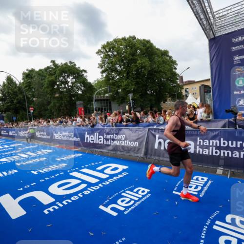 29.06.2025 - hella hamburg halbmarathon Zöllner http://msf.ph/oto/8417625 29.06.2025 10:29:06 Ziel 10171, 10351, 16157, 18874, 19142 meine-sportfotos.de