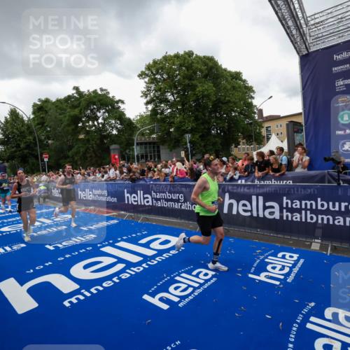 29.06.2025 - hella hamburg halbmarathon Zöllner http://msf.ph/oto/8417629 29.06.2025 10:51:16 Ziel 1366, 1461, 4404, 4967, 5600, 6027, 6657, 8316, 8930, 9476, 10480, 10868, 11512, 11625, 11733, 13073, 15480, 17530, 17823, 18019 meine-sportfotos.de