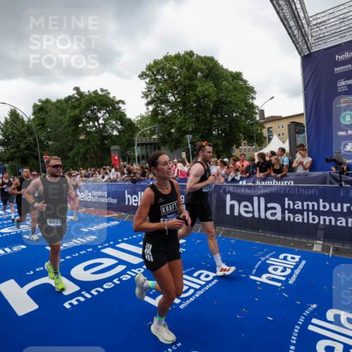 29.06.2025 - hella hamburg halbmarathon Zöllner http://msf.ph/oto/8417634 29.06.2025 10:51:17 Ziel 1461, 1817, 4404, 5600, 6027, 6657, 8316, 8930, 9476, 10480, 10667, 10868, 11512, 11625, 11733, 12016, 13073, 15480, 17530, 17823, 18019 meine-sportfotos.de