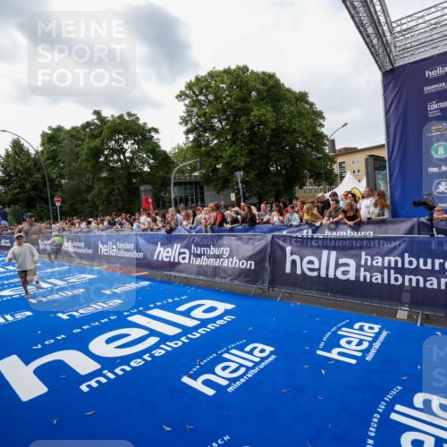 29.06.2025 - hella hamburg halbmarathon Zöllner http://msf.ph/oto/8417648 29.06.2025 10:29:08 Ziel 3043, 8473, 10171, 10351, 16157, 18874 meine-sportfotos.de