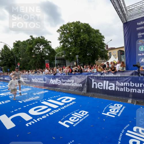 29.06.2025 - hella hamburg halbmarathon Zöllner http://msf.ph/oto/8417659 29.06.2025 10:29:08 Ziel 3043, 8473, 10171, 10351, 16157, 18874 meine-sportfotos.de