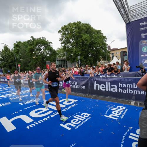 29.06.2025 - hella hamburg halbmarathon Zöllner http://msf.ph/oto/8417660 29.06.2025 10:51:19 Ziel 1461, 1817, 2636, 2718, 4404, 4814, 5600, 6027, 6657, 6776, 8316, 8930, 9476, 10480, 10667, 10868, 11512, 11625, 12016, 14865, 15480, 17530, 18019 meine-sportfotos.de