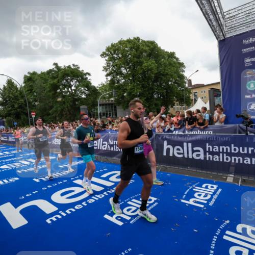 29.06.2025 - hella hamburg halbmarathon Zöllner http://msf.ph/oto/8417664 29.06.2025 10:51:19 Ziel 1461, 1817, 2636, 2718, 4404, 4814, 5600, 6027, 6657, 6776, 8316, 8930, 9476, 10480, 10667, 10868, 11512, 11625, 12016, 14865, 15480, 17530, 18019 meine-sportfotos.de