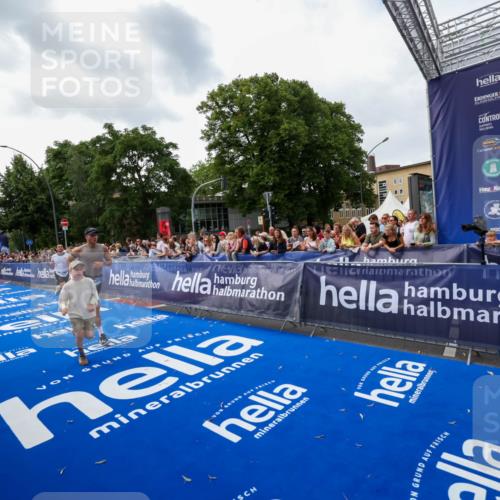 29.06.2025 - hella hamburg halbmarathon Zöllner http://msf.ph/oto/8417667 29.06.2025 10:29:09 Ziel 3043, 8473, 10171, 10351, 16157, 18874, 19194 meine-sportfotos.de
