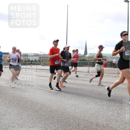 29.06.2025 - hella hamburg halbmarathon Lena Gebhardt http://msf.ph/oto/8417668 29.06.2025 10:17:59 Lombardsbrücke 8799, 5203, 5290, 5322, 12401, 1050, 10831, 1015, 1159, 1160, 1204, 1268, 1274, 1325, 1458, 1554, 1622, 1641, 1749, 1795, 1982, 2087, 2094, 2147, 2259, 2548, 2634, 2931, 3125, 3138, 3292, 3321, 3482, 3977, 4218, 4738, 4804, 5002, 5004, 5290, 5611, 5733, 6254, 6270, 6336, 6352, 6786, 7094, 7258, 7413, 7641, 7649, 7838, 7882, 7883, 8067, 8128, 8144, 8248, 8607, 8799, 9400, 9539, 9717, 9734, 9798, 9844, 9848, 9964, 10174, 10332, 10509, 10908, 12498 meine-sportfotos.de