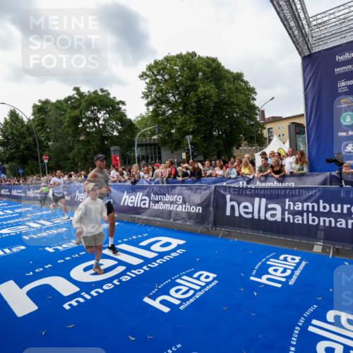 29.06.2025 - hella hamburg halbmarathon Zöllner http://msf.ph/oto/8417676 29.06.2025 10:29:09 Ziel 3043, 8473, 10171, 10351, 16157, 18874, 19194 meine-sportfotos.de