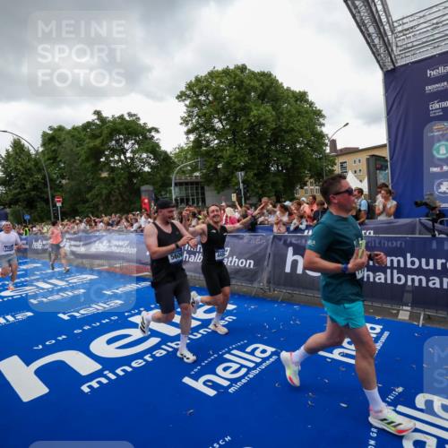 29.06.2025 - hella hamburg halbmarathon Zöllner http://msf.ph/oto/8417677 29.06.2025 10:51:20 Ziel 1461, 1817, 2636, 2718, 4404, 4814, 5600, 6657, 6776, 8316, 8930, 9476, 10480, 10667, 10868, 11512, 11625, 12016, 13047, 14865, 14994, 15480, 17530, 18019 meine-sportfotos.de