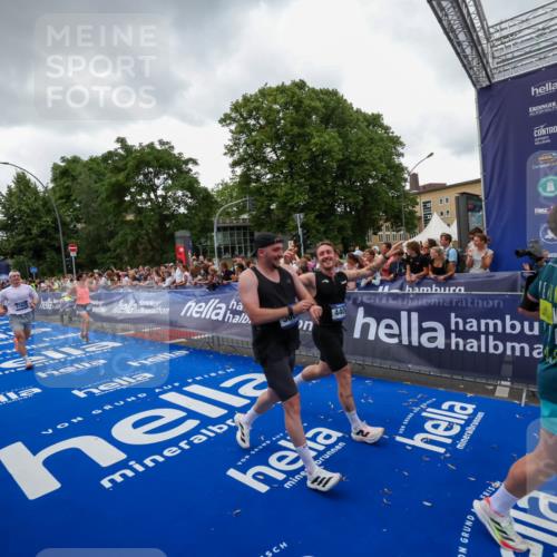 29.06.2025 - hella hamburg halbmarathon Zöllner http://msf.ph/oto/8417680 29.06.2025 10:51:20 Ziel 1461, 1817, 2636, 2718, 4404, 4814, 5600, 6657, 6776, 8316, 8930, 9476, 10480, 10667, 10868, 11512, 11625, 12016, 13047, 14865, 14994, 15480, 17530, 18019 meine-sportfotos.de