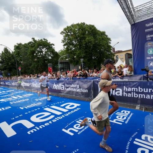 29.06.2025 - hella hamburg halbmarathon Zöllner http://msf.ph/oto/8417692 29.06.2025 10:29:10 Ziel 3043, 8473, 10171, 10351, 16157, 18874, 19194 meine-sportfotos.de