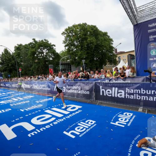 29.06.2025 - hella hamburg halbmarathon Zöllner http://msf.ph/oto/8417706 29.06.2025 10:29:10 Ziel 3043, 8473, 10171, 10351, 16157, 18874, 19194 meine-sportfotos.de