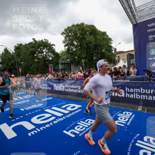 29.06.2025 - hella hamburg halbmarathon Zöllner http://msf.ph/oto/8417707 29.06.2025 10:51:22 Ziel 1461, 1817, 2364, 2636, 2718, 4814, 6657, 6776, 8316, 8930, 8989, 9476, 10480, 10667, 11124, 11512, 11625, 12016, 13047, 14865, 14994, 18019, 18489 meine-sportfotos.de