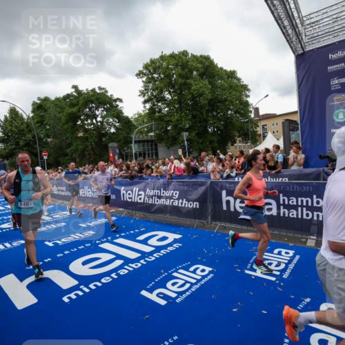 29.06.2025 - hella hamburg halbmarathon Zöllner http://msf.ph/oto/8417715 29.06.2025 10:51:22 Ziel 1461, 1817, 2364, 2636, 2718, 4814, 6657, 6776, 8316, 8930, 8989, 9476, 10480, 10667, 11124, 11512, 11625, 12016, 13047, 14865, 14994, 18019, 18489 meine-sportfotos.de