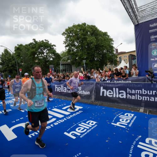 29.06.2025 - hella hamburg halbmarathon Zöllner http://msf.ph/oto/8417733 29.06.2025 10:51:23 Ziel 1461, 1817, 2364, 2411, 2636, 2718, 4814, 6657, 6776, 8316, 8930, 8989, 9214, 9476, 10480, 10667, 11124, 11512, 12016, 13047, 14865, 14994, 16357, 18019, 18489 meine-sportfotos.de