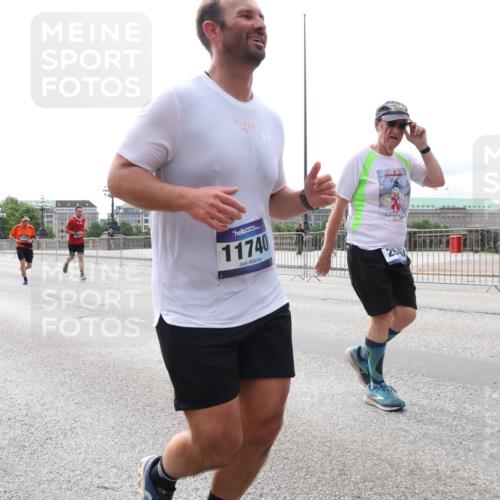 29.06.2025 - hella hamburg halbmarathon Lena Gebhardt http://msf.ph/oto/8417739 29.06.2025 10:27:00 Lombardsbrücke 11740, 2693, 1530, 1793, 1973, 2045, 2306, 2643, 2775, 4358, 4507, 4509, 5494, 5495, 5707, 6259, 6625, 6637, 7069, 7234, 7314, 7944, 8056, 8079, 8281, 9186, 9349, 10077, 10465, 11110, 11270, 11740, 12071, 13462, 14020, 14021, 15027, 15108, 15641, 15807, 15878, 16479, 16788, 17049, 17300, 17445, 17675, 18074, 18516, 18962, 18976, 18978 meine-sportfotos.de