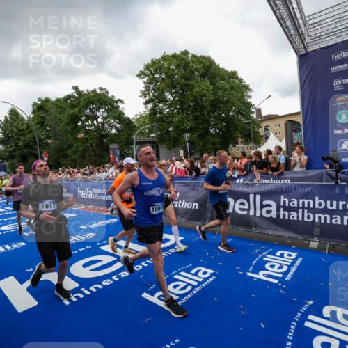 29.06.2025 - hella hamburg halbmarathon Zöllner http://msf.ph/oto/8417760 29.06.2025 10:51:24 Ziel 1461, 1817, 2364, 2411, 2636, 2718, 2946, 4814, 6657, 6776, 8316, 8930, 8989, 9214, 9476, 9656, 10480, 10667, 11124, 12016, 13047, 14865, 14994, 15950, 16357, 18019, 18489 meine-sportfotos.de